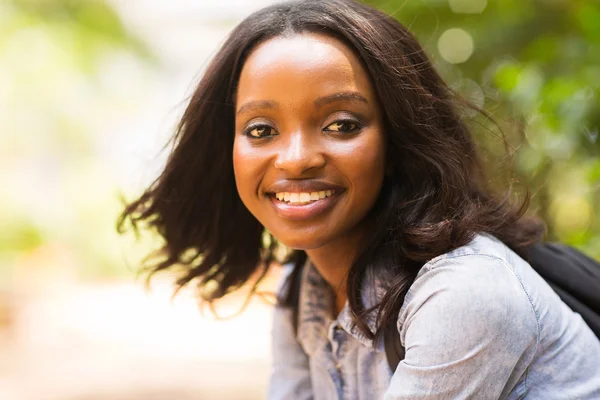 Joven mujer africana sonriendo —  Fotos de Stock