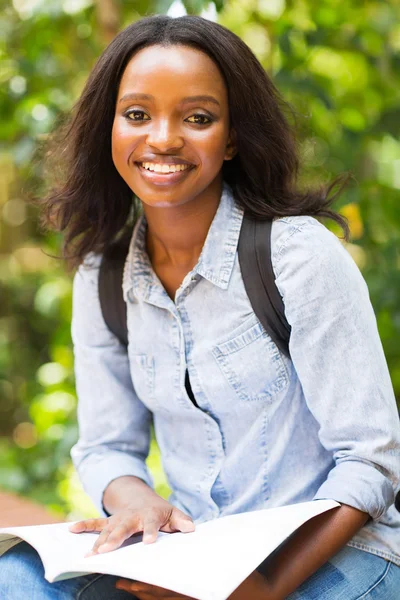 açık havada gülümseyen öğrenci