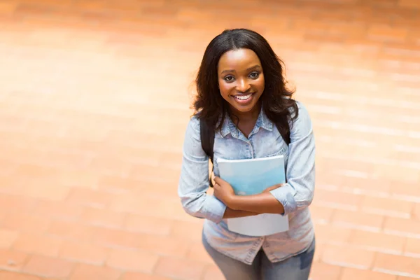 Studente in piedi nel campus — Foto Stock