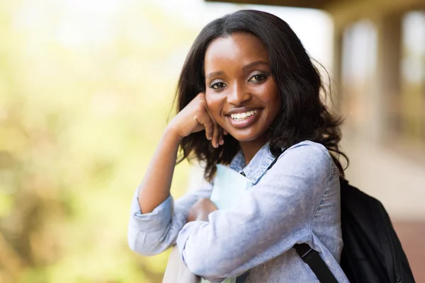 College-Mädchen lächeln — Stockfoto