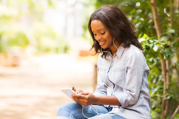 Mujer escuchando música — Foto de Stock