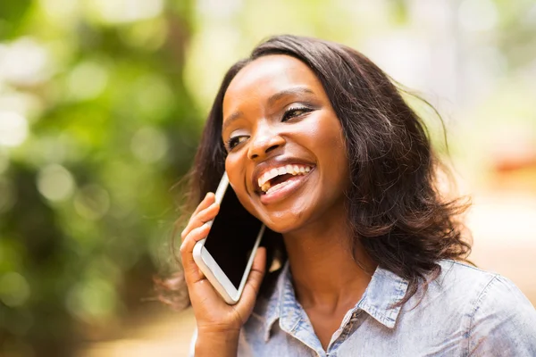 Kvinna pratar på mobiltelefon — Stockfoto