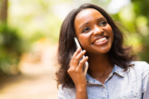 Kvinna pratar på mobiltelefon — Stockfoto