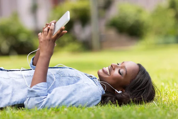 Vrouw liggend op gras — Stockfoto