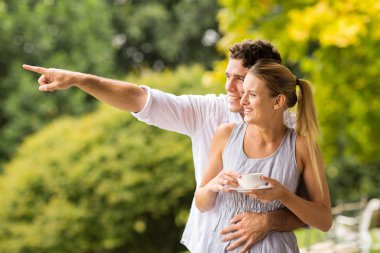 Genç çift orman işaret