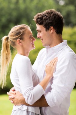Romantik çift birbirine bakıyor.