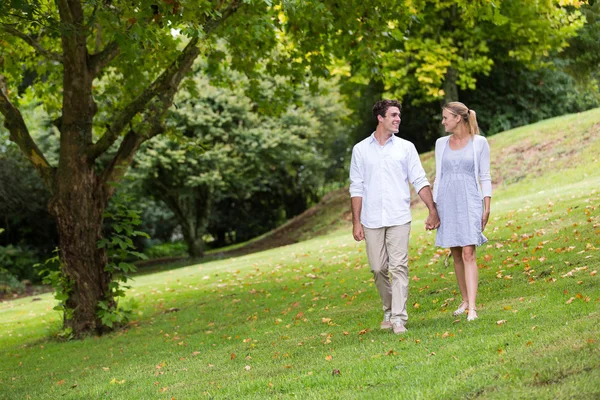 Jovem casal caminhando no parque — Fotografia de Stock