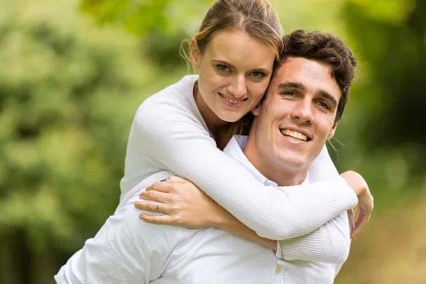 Jeune couple jouissant d'une belle journée — Photo