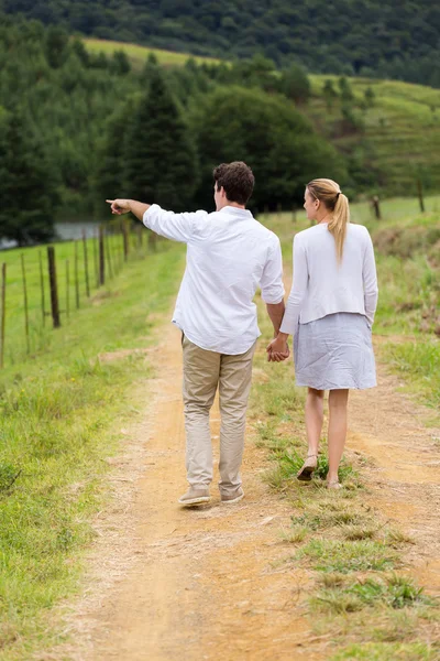 Jong koppel wandelen in landweg — Stockfoto