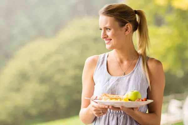 Young woman holding plate of breakfast — Stock Photo, Image