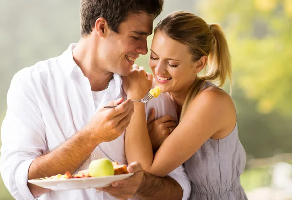 Junges Paar frühstückt — Stockfoto