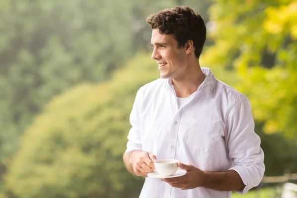 Jonge man met kopje koffie — Stockfoto