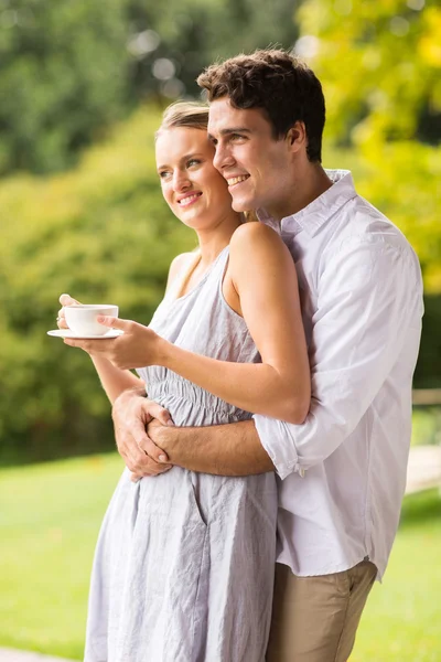 Jeune couple relaxant en plein air — Photo