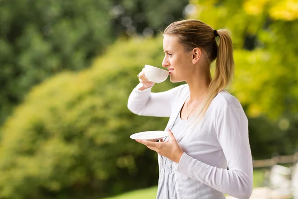 若い女性がコーヒーを飲む — ストック写真