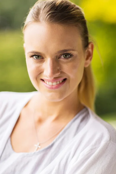 Jovem mulher close up retrato — Fotografia de Stock