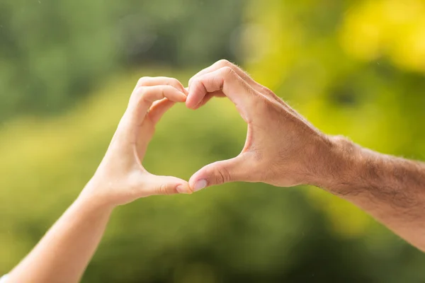 Manos formando corazón —  Fotos de Stock