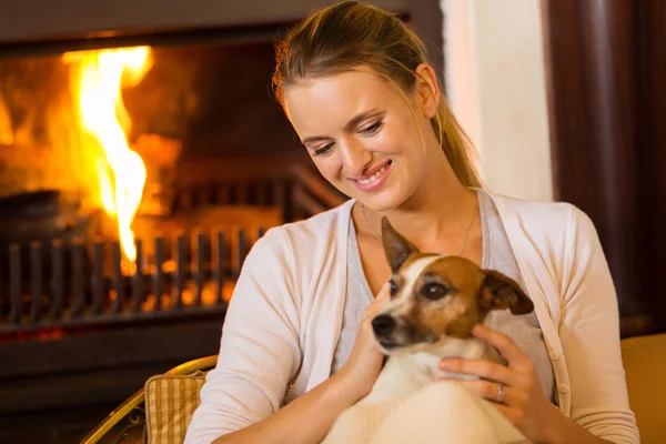 Genç kız evde köpeğiyle oturuyor — Stok fotoğraf