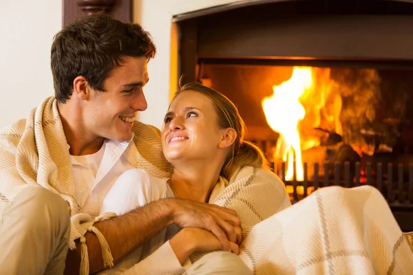 Couple passer la soirée romantique par la cheminée — Photo