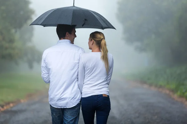 Casal caminhando na chuva — Fotografia de Stock