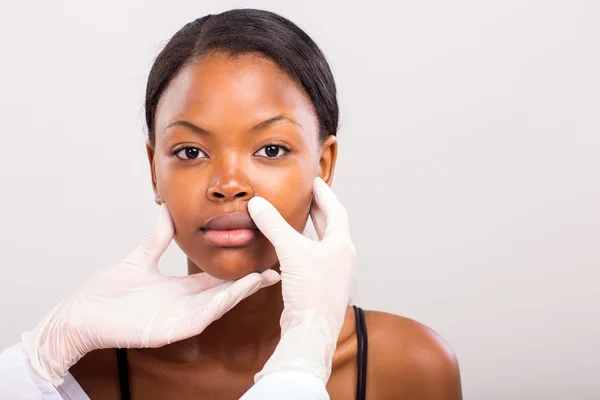 Médico revisando labios de mujer antes de cirugía plástica — Foto de Stock