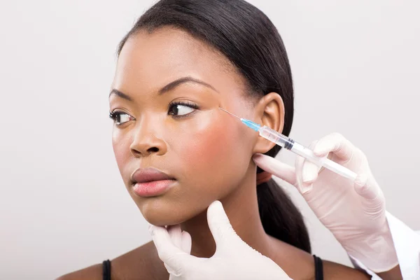 Kosmetycznych lekarza wstrzykiwanie twarz kobiety — Zdjęcie stockowe