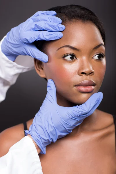 Afrikai lány arca ellenőrzése orvos — Stock Fotó