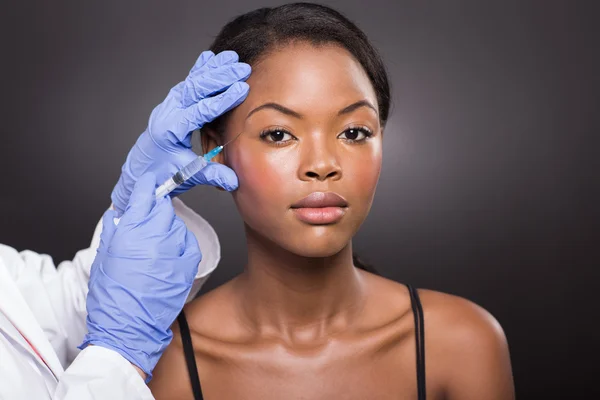 Cirurgião cosmético injetando rosto menina — Fotografia de Stock