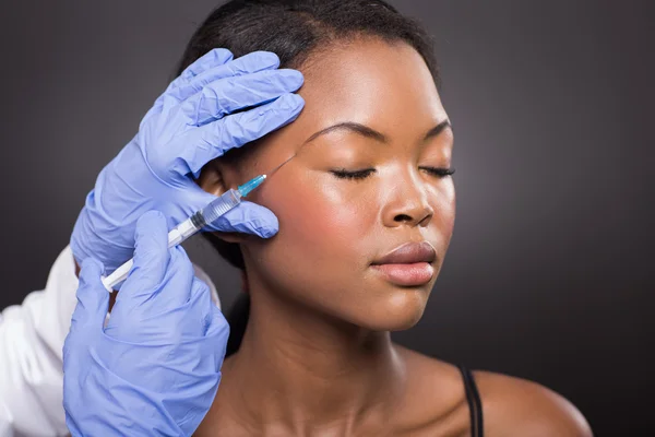 Mujer recibiendo inyección cosmética en su cara — Foto de Stock