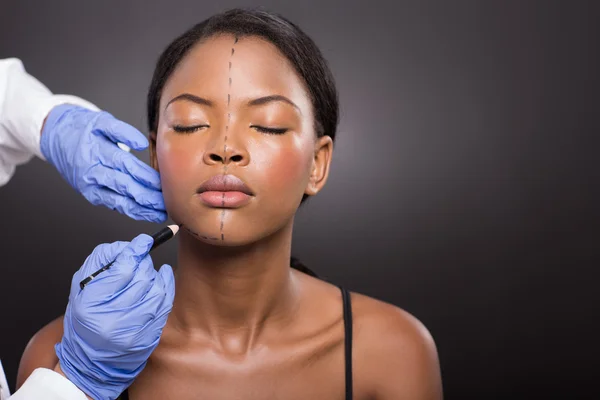 Medico tracciare una linea di correzione su un paziente — Foto Stock