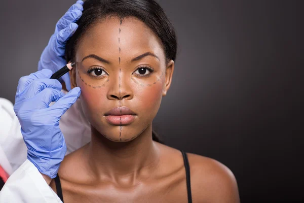 Joven mujer africana con marca de corrección — Foto de Stock