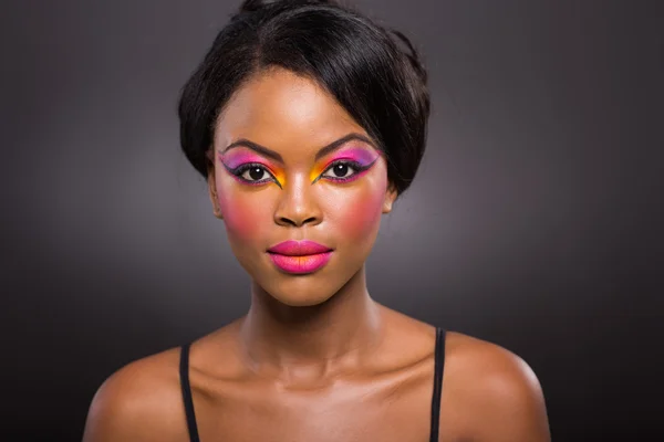 Mujer africana joven con maquillaje creativo —  Fotos de Stock