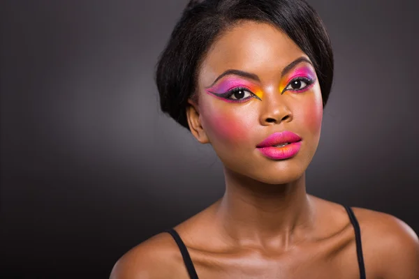 Afro americana com maquiagem colorida — Fotografia de Stock