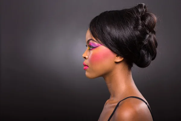 Jovem mulher africana com maquiagem colorida — Fotografia de Stock