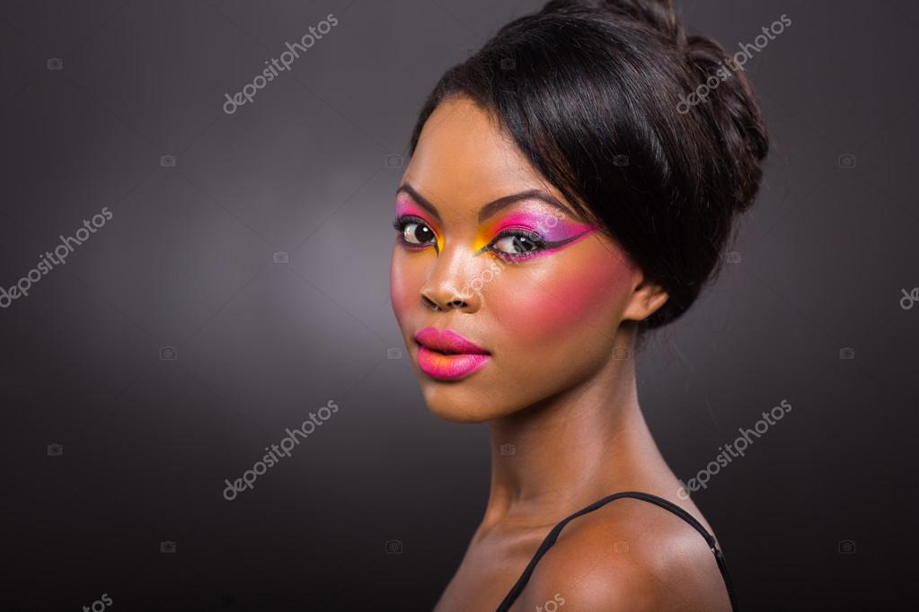 Afro-Amerikaanse vrouw kleurrijke make-up ⬇ Stockfoto, rechtenvrije foto door © michaeljung #70618155