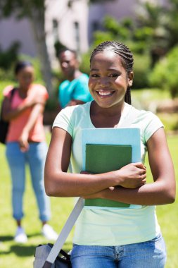 kadın afro Amerikan Üniversitesi öğrencisi