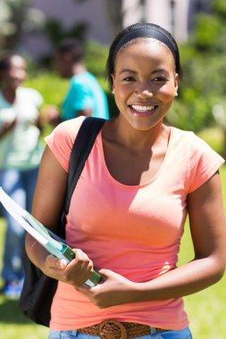 Bayan Afrika üniversite öğrencisi kampüste