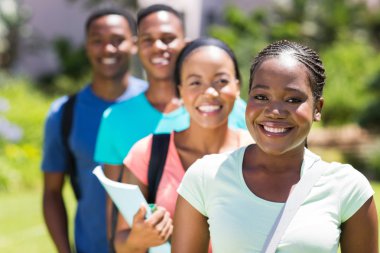 Üst üste duran Afrika Üniversitesi öğrencileri