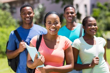 Kolej kız arkadaşlarının önünde ayakta