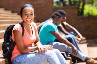 Basamaklarında oturan Bayan üniversite öğrencisi