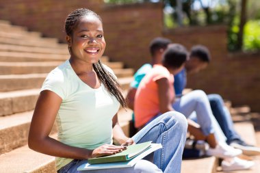 basamaklarında oturan Afrika kolej kızı