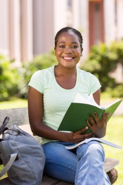 açık havada okuyan genç üniversite öğrencisi