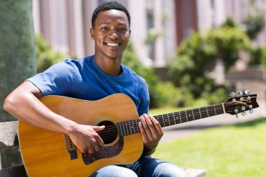 Gitar çalan Afrikalı Amerikalı adam