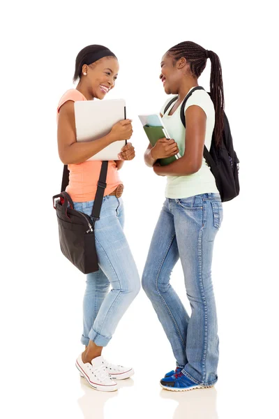 Kvinnliga studenter med samtal — Stockfoto