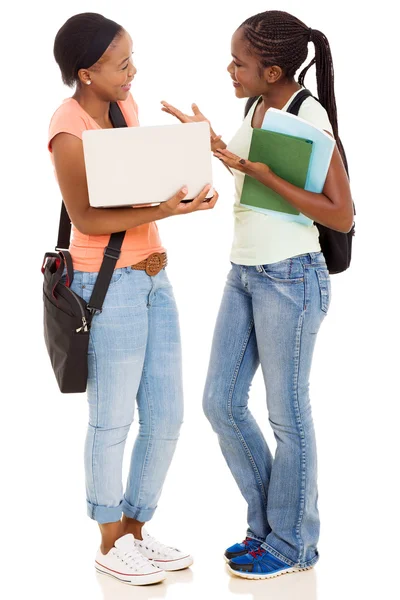 Estudantes universitários usando laptop juntos — Fotografia de Stock
