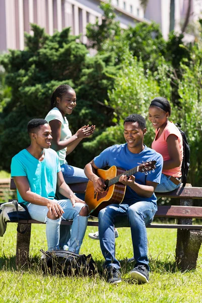 Groupe d'amis du collège s'amuser — Photo