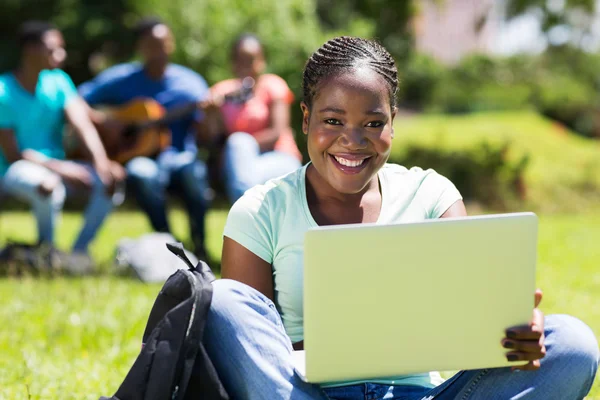 Estudante universitário feminino com computador portátil — Fotografia de Stock