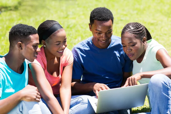 Grupo de estudiantes universitarios usando laptop — Foto de Stock