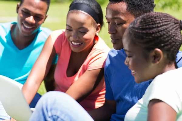 Studenten met behulp van laptopcomputer — Stockfoto