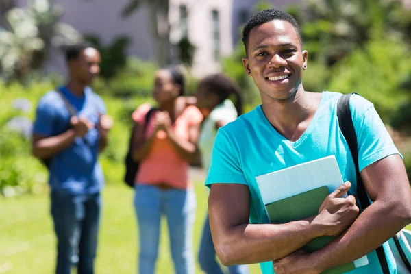 Üniversite öğrencisi holding kitaplar