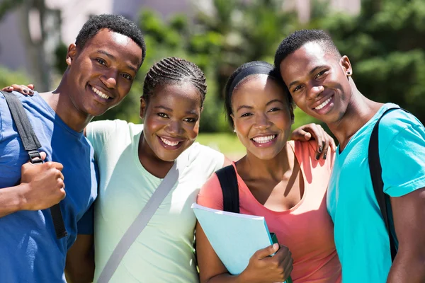 Estudantes universitários africanos olhando para a câmera — Fotografia de Stock